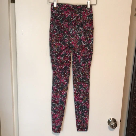 Like New LuluLemon Leggings - Picture 5 of 8